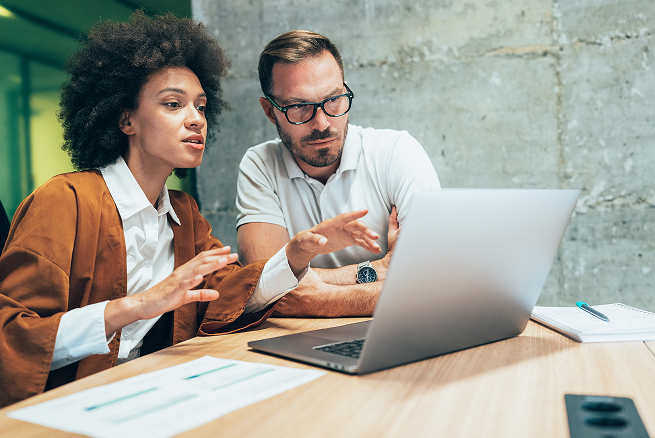People talking with a laptop